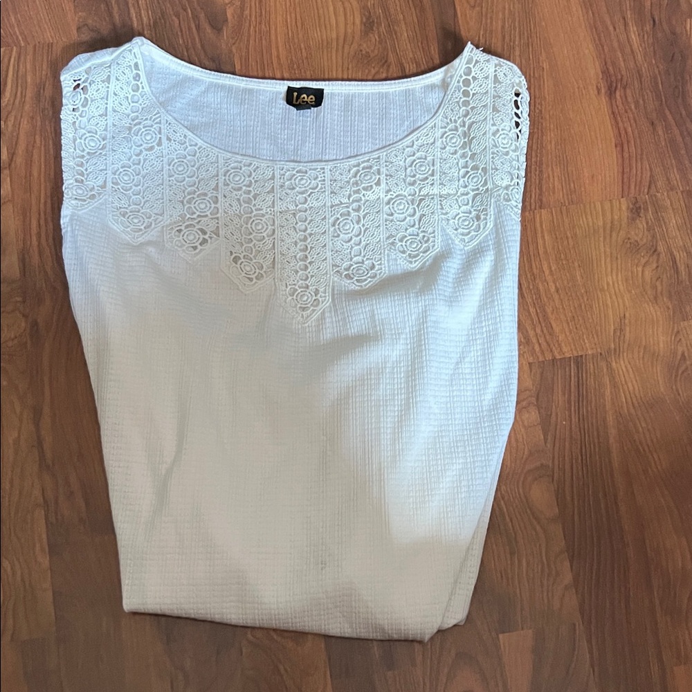 Lee Women's sleeveless White Lace Blouse